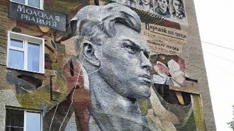 Портрет Героя Советского Союза Сергея Тюленина на фасаде дома в Кесерово