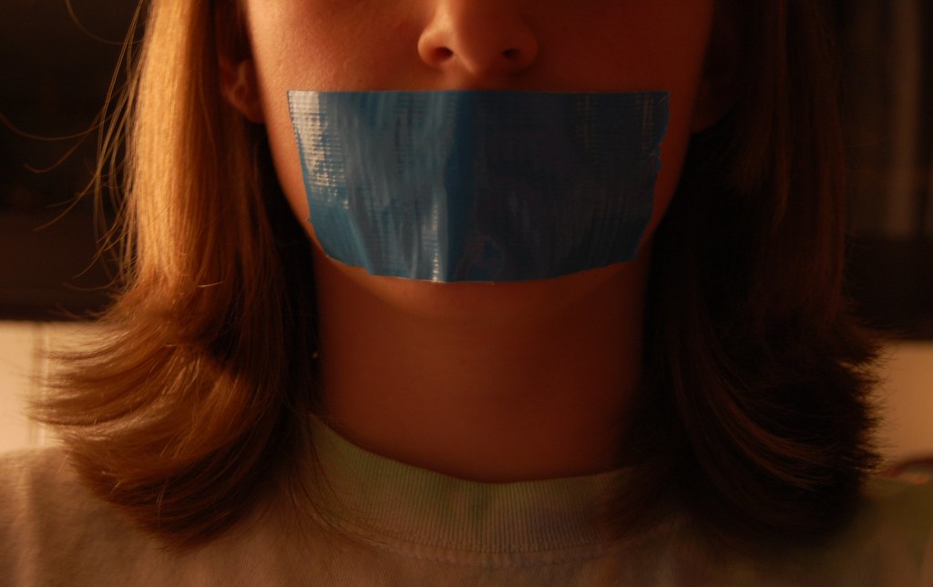 Заклеенный рот