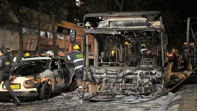 Автобус, пострадавший от удара ракеты в Холоне