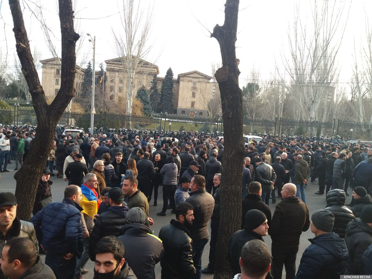Противники Никола Пашиняна перед зданием парламента Армении. 25.02.2021.