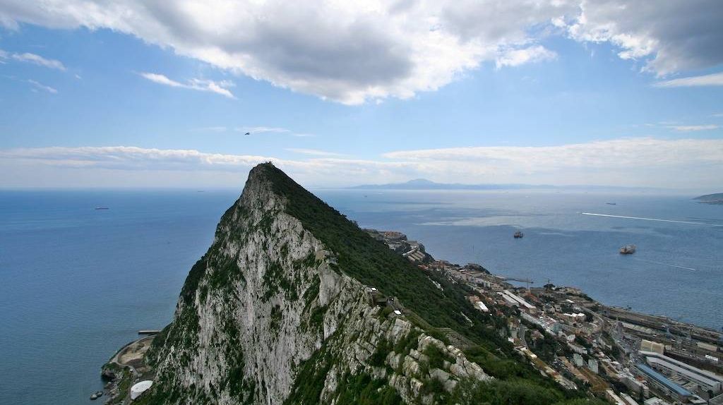 Геркулесовы столбы — Гибралтарская скала (на переднем плане) и горы Северной Африки (на заднем) 