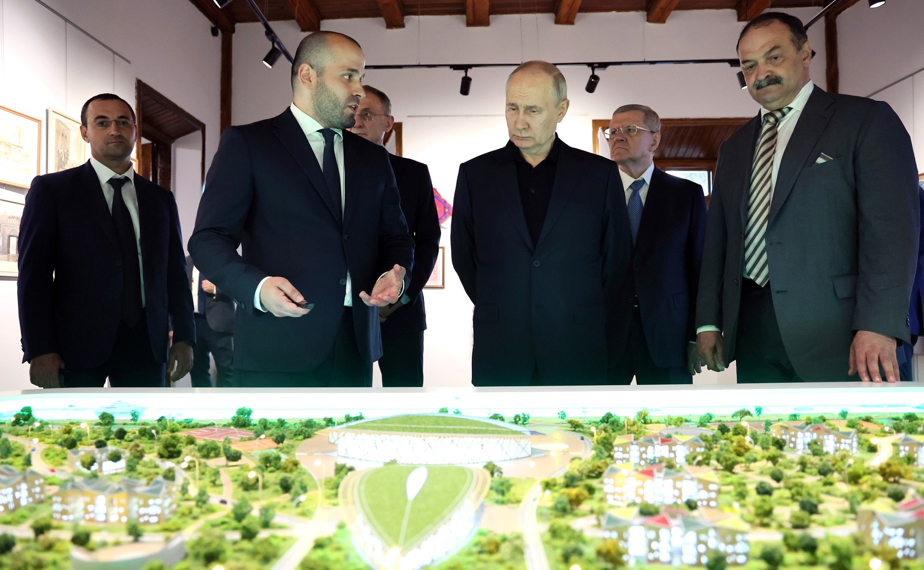 Владимир Путин при осмотре информационных макетов о развитии туризма