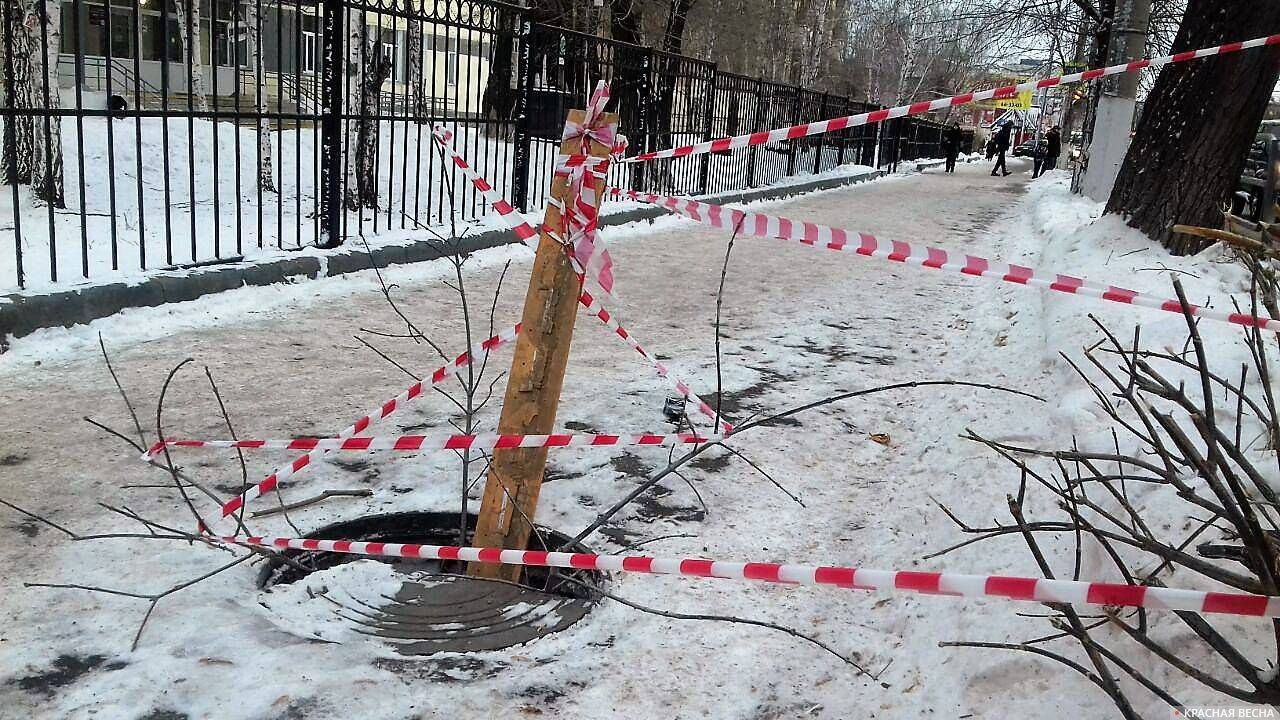 Сломанный люк