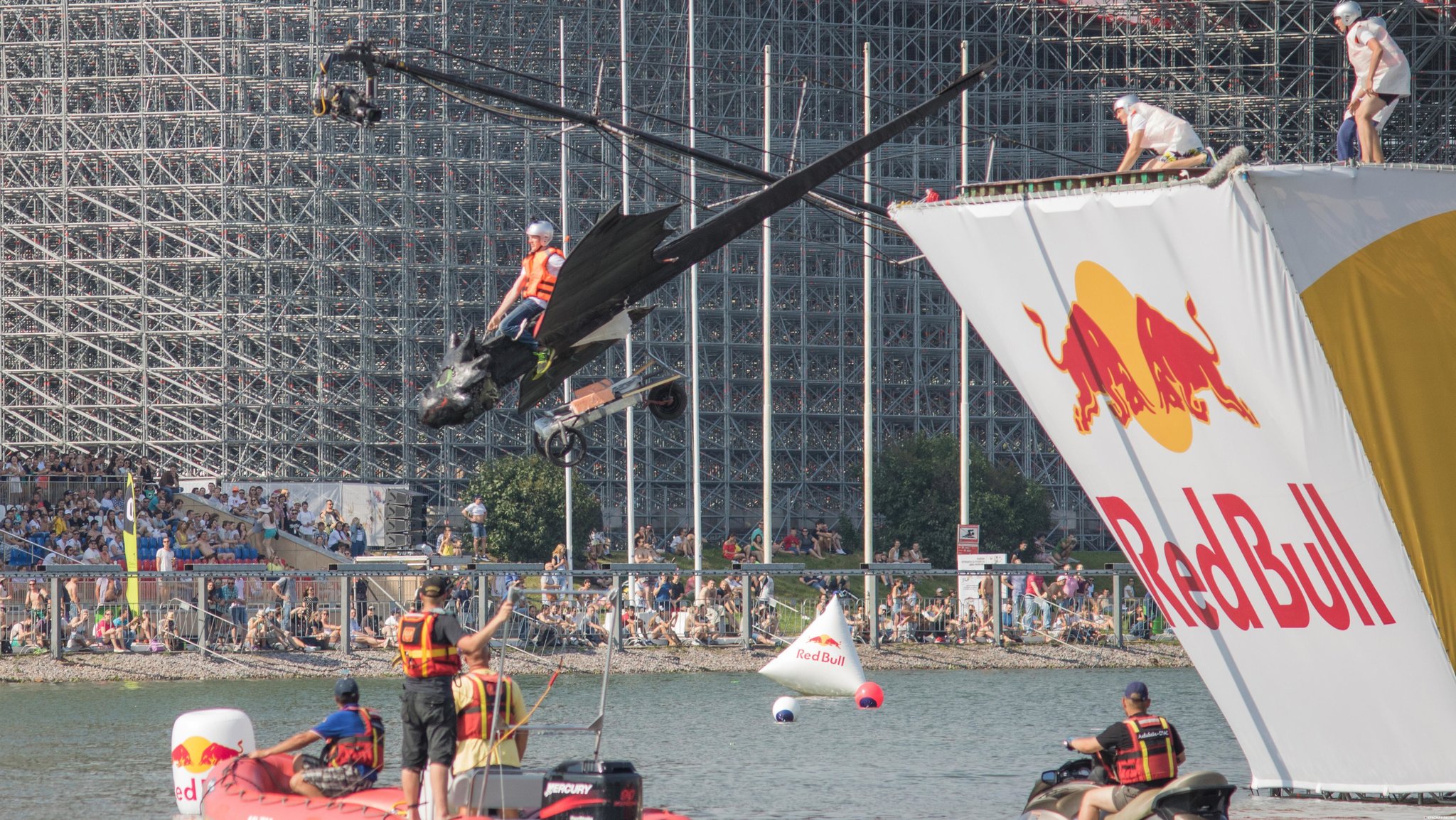 Фестиваль Red Bull Flugtag 2017. Гребной канал. Москва [Дмитрий Буянов (с) ИА Красная Весна]