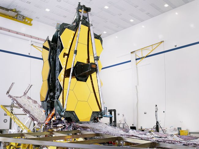 Полностью собранный космический телескоп James Webb