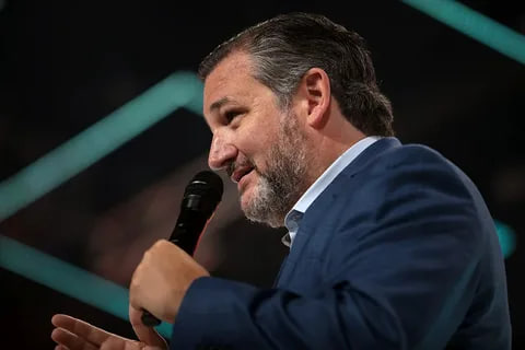 Сенатор США Тед Круз беседует с участниками студенческого саммита 2021 года, организованного Turning Point USA в конференц-центре Тампы, штат Флорида