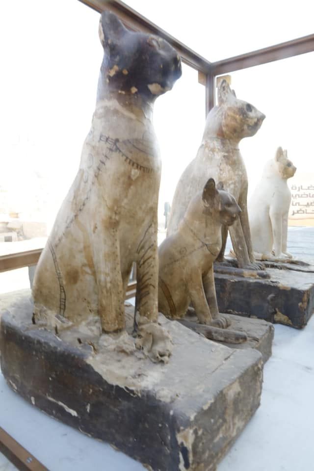 Статуи кошек