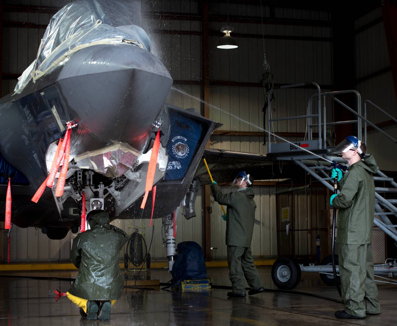 Группа технического обслуживания моет F-35A Lightning II на базе ВВС Эглин, штат Флорида