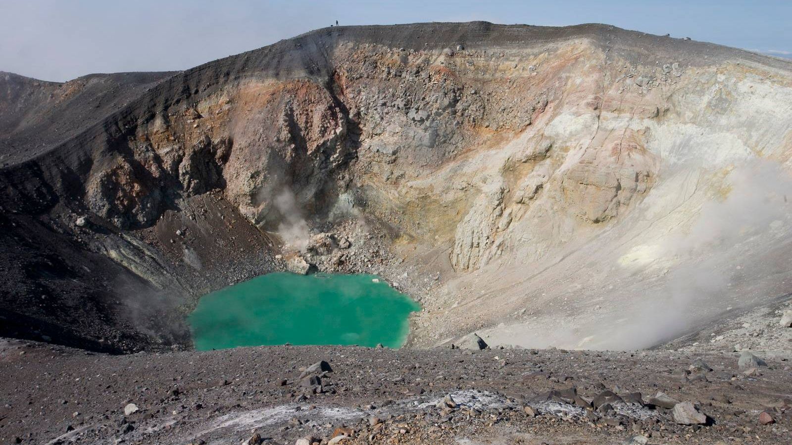 Вулкан Эбеко. Взрывная воронка в одном из трёх вершинных кратеров