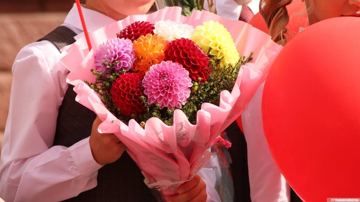Букеты на 1 сентября: какие цветы дарят на День знаний?
