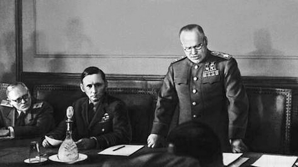 Жуков зачитывает акт о капитуляции Германии в Карлсхорсте