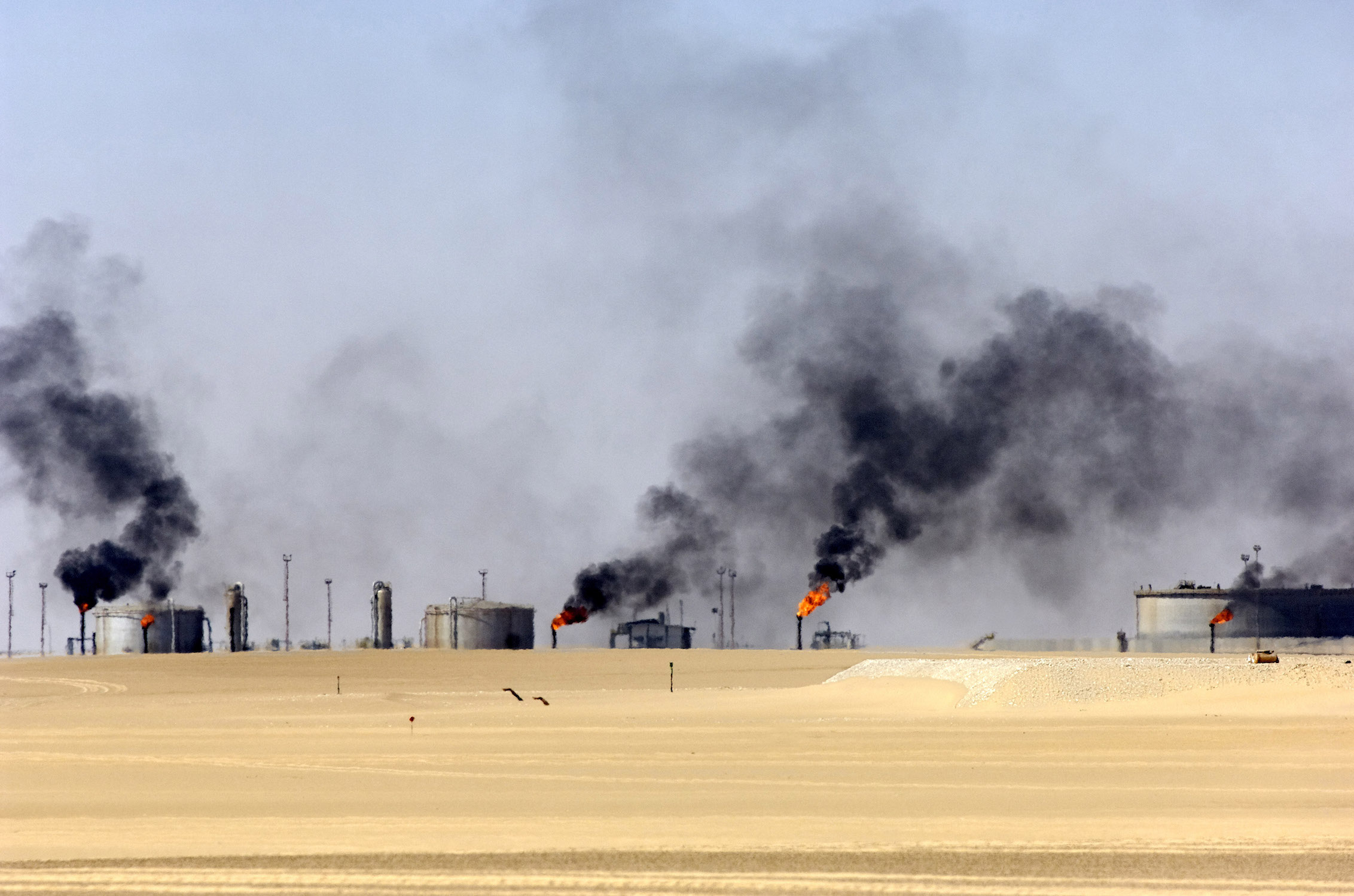 Нефтяные скважины в районе Джалу в Ливийской пустыне. Март 2019 г. (Фото: Phillipe Roy/Aurimages)