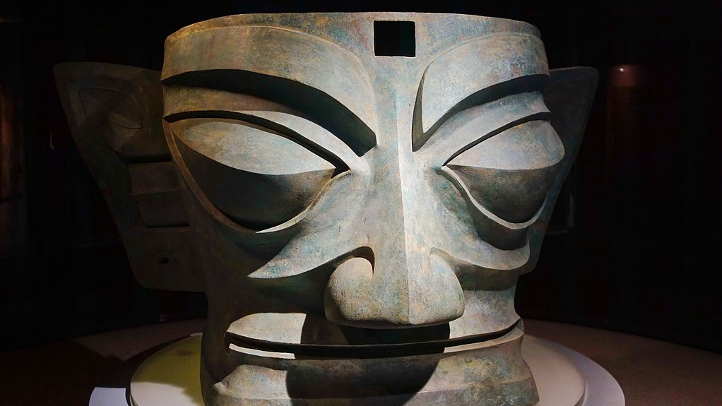 Бронзовая маска, обнаруженная при раскопках на городище Саньсиндуй. Китай