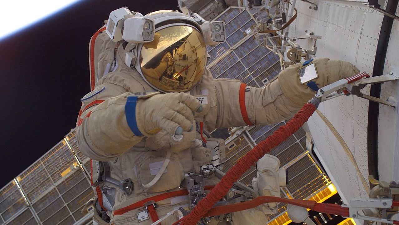 Космонавт Сергей Крикалёв во время выхода в открытом космосе в скафандре «Орлан-М»
