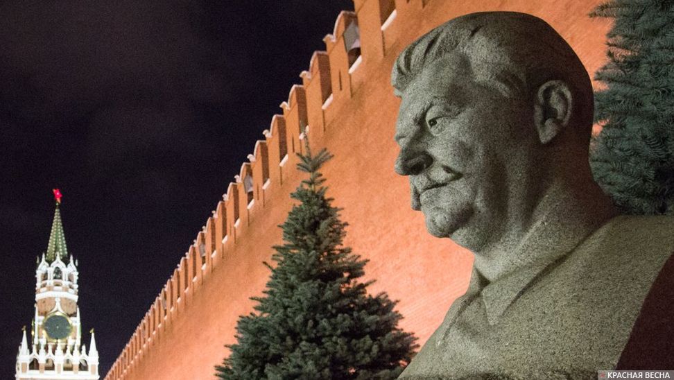 Бюст Сталина у Кремлевской стены