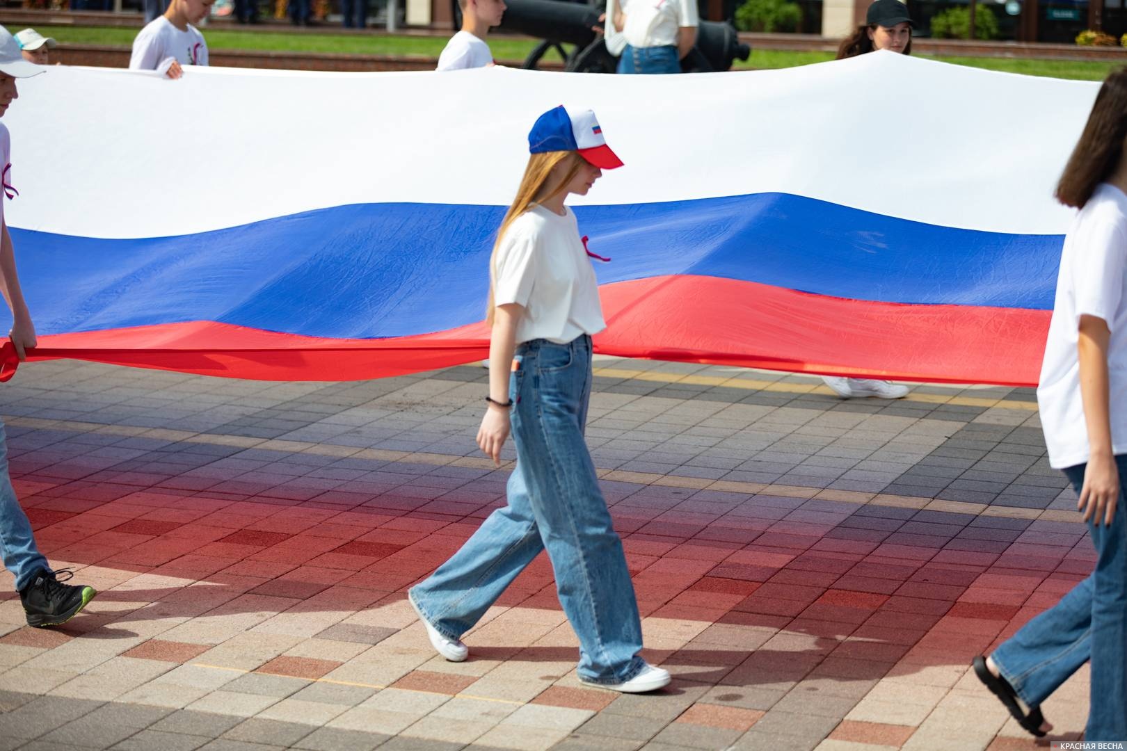Пронос большого флага России по Форумной площади Новороссийска