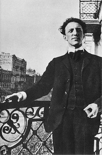 Александр Блок на балконе гостиницы «Эрмитаж» в Киеве, 1907 г.
