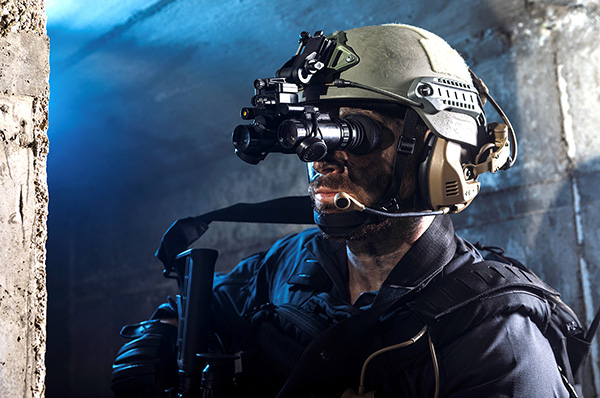 Британский нашлемный прибор ночного видения XACT nv33 NVG производства Instro Precision Technologies