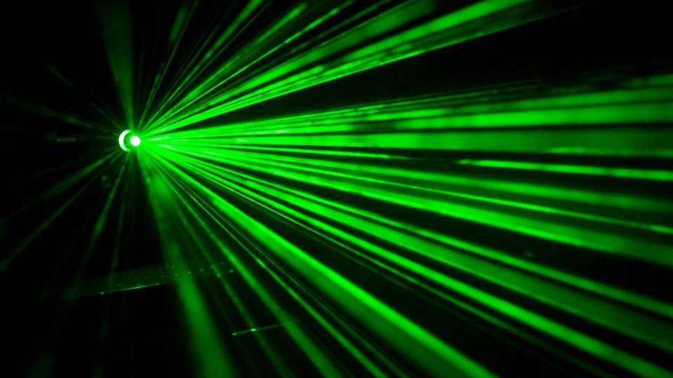 Зеленый лазерный луч
