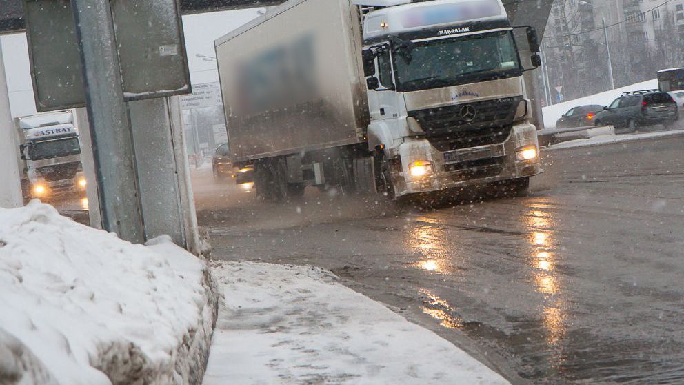 Фура на зимней дороге