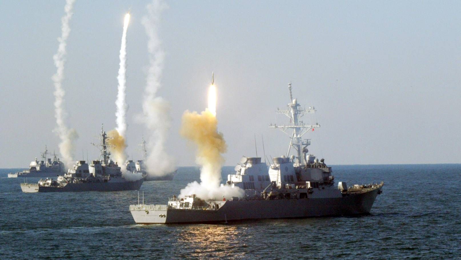 Запуск противоракет SM-3 с американских эсминцев