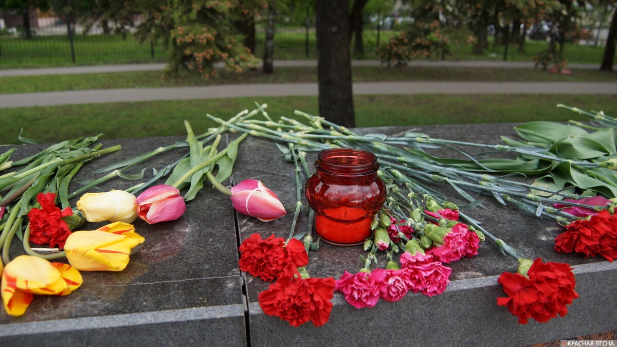 Лампада и цветы, Мемориальный комплекс 