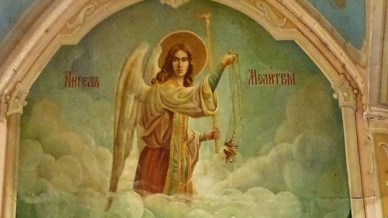 Икона «Ангел молитвы» над выходом из церкви Троицы Живоначальной в Наташино. Люберцы Московской области