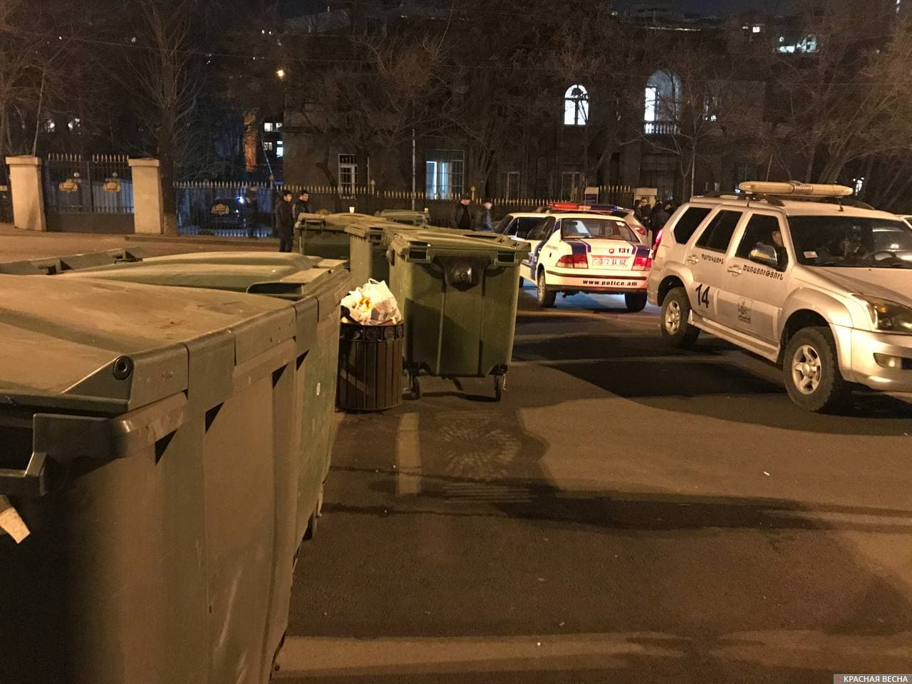 Проспект Баграмяна в Ереване у здания парламента Армении перегорожен мусорными баками. Протесты 25.02.2021.