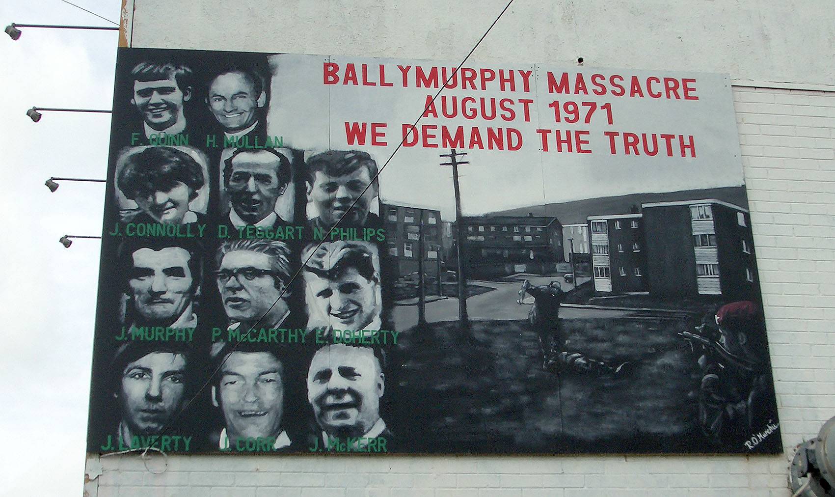 Фреска в Белфасте, Ирландия, посвященная жертвам резни в Баллимерфи в 1971 году, когда британские солдаты убили 11 безоружных мирных жителей. Северная Ирландия