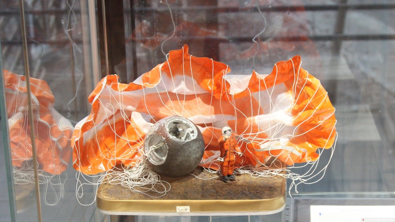 Миниатюра с космонавтом, представленная на выставке