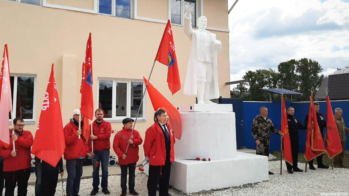 Восстановленный памятник Сталину в Кусе