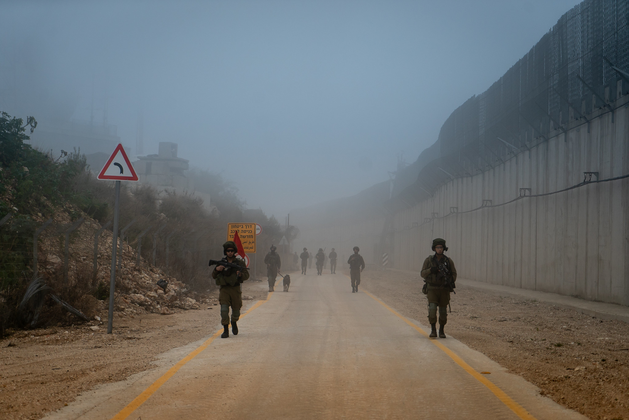 Израильские военные ЦАХАЛ у разделительной стены