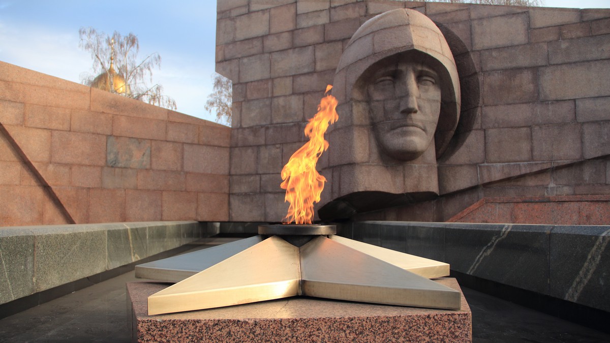 Самара. Площадь славы. Монумент Скорбящая мать. Вечный огонь