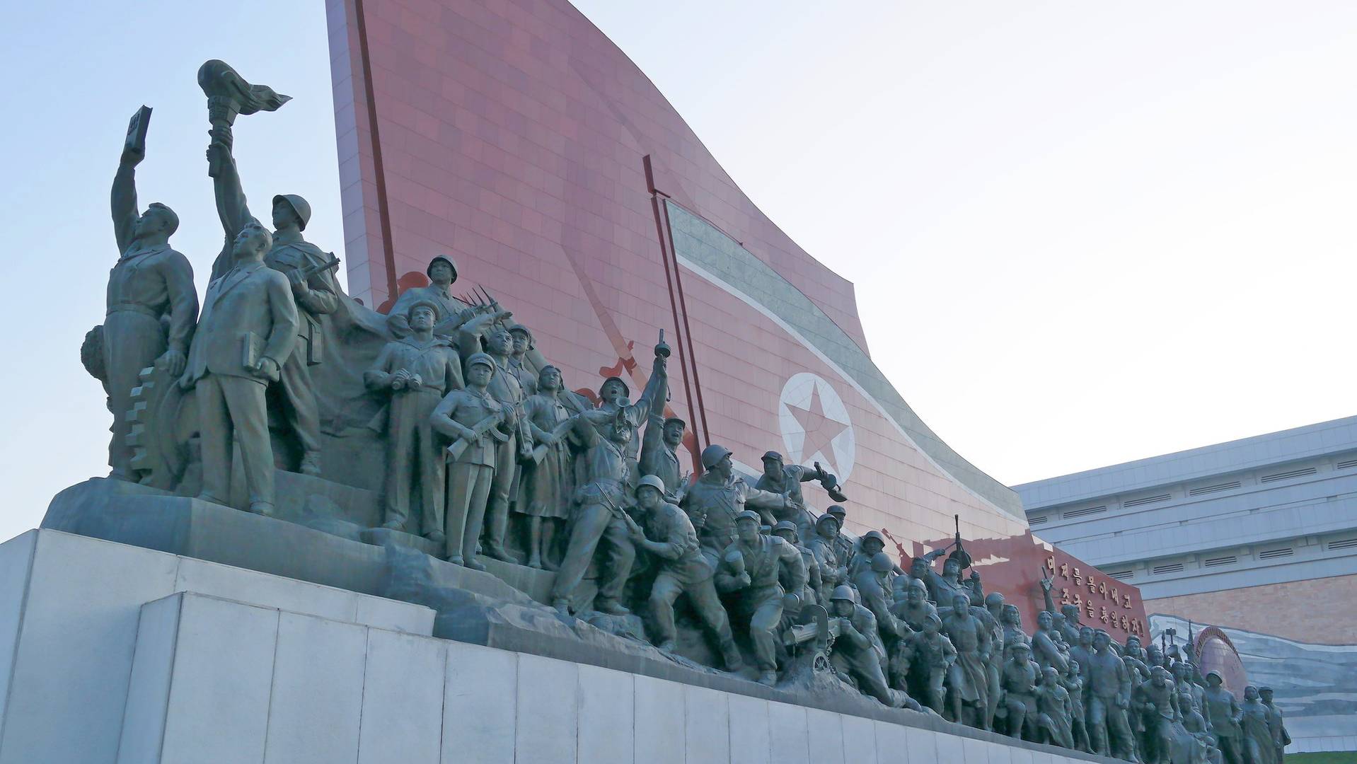 Памятник в Пхеньяне. Северная Корея