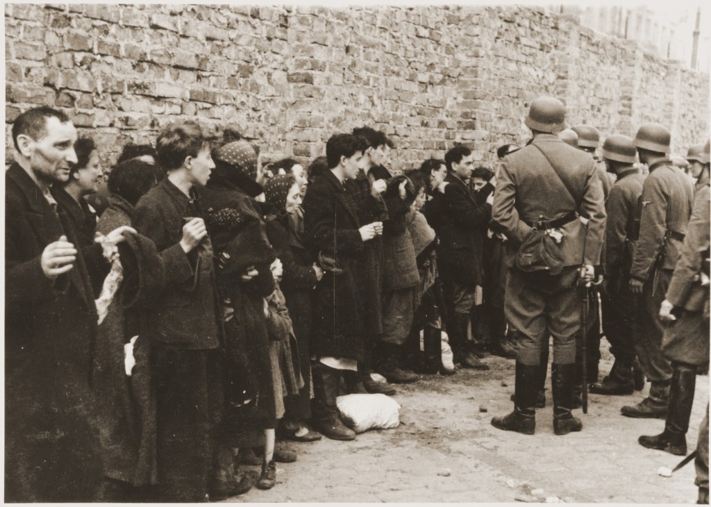 Германские солдаты допрашивают евреев, схваченных во время восстания в Варшавском гетто. Польша, май 1943 года.
