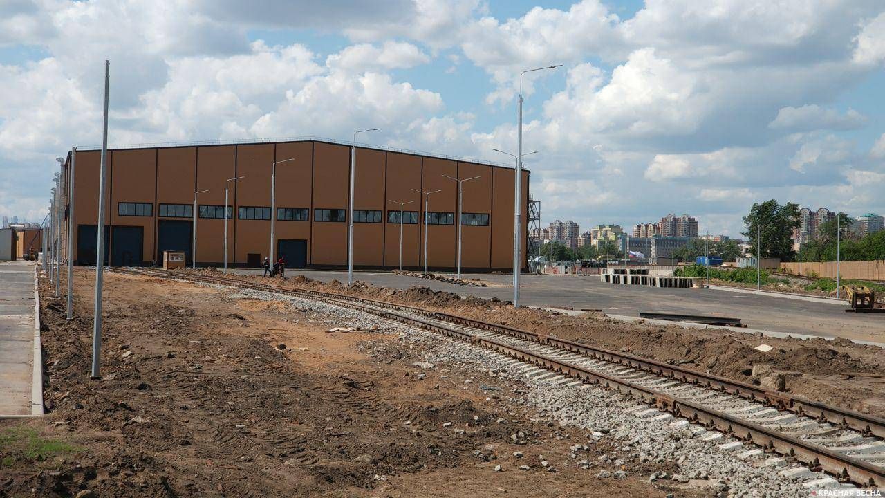 Здание мусоро-перевалочного кластера возле станциии Бойня товарная в Москве