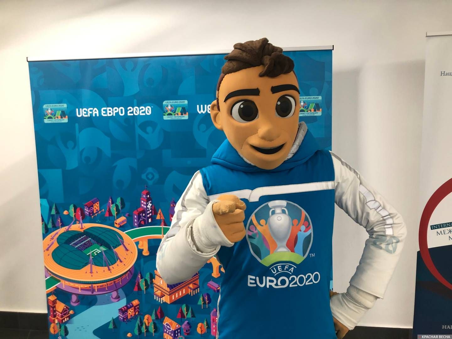 Талисман чемпионата Европы-2020 по футболу мальчик Скиллзи