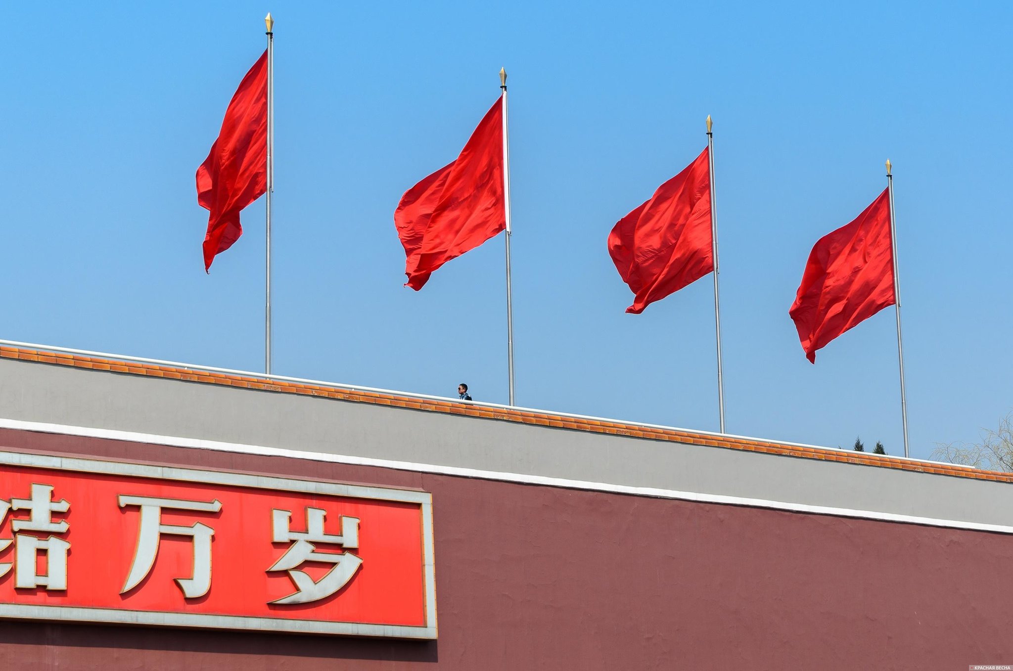  Красные флаги на Вратах Небесного Спокойствия (Тяньаньмэнь), Пекин, Китай