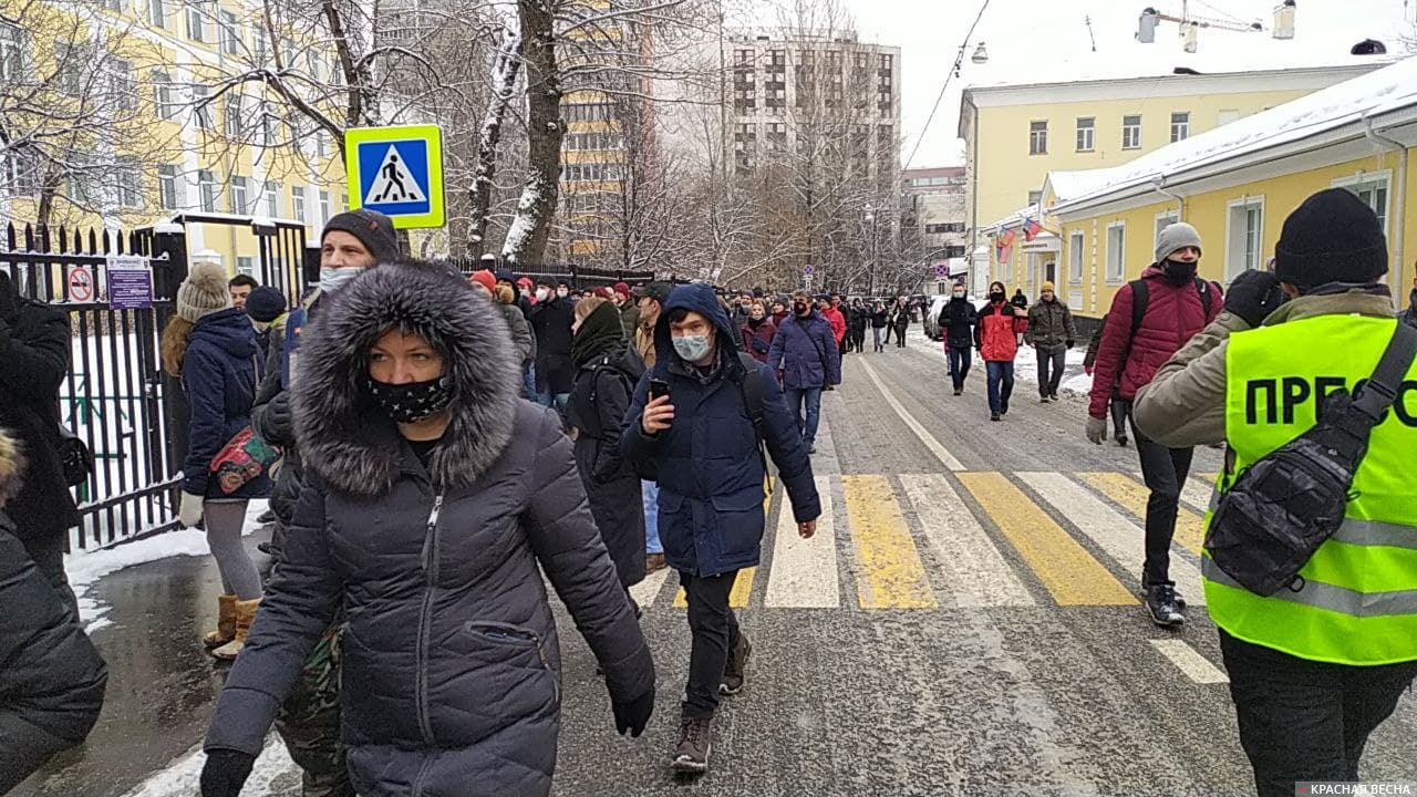 Люди перемещаются от станции метро Сухаревская 