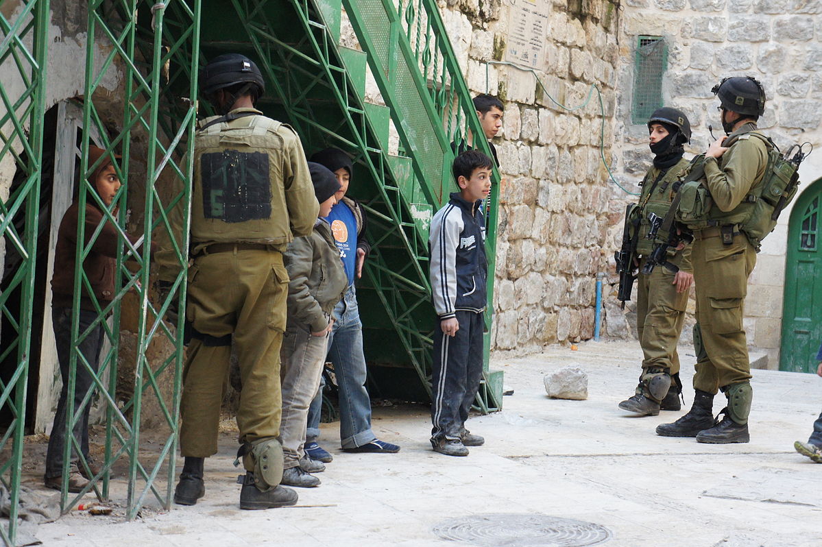 Израильские солдаты удерживают детей