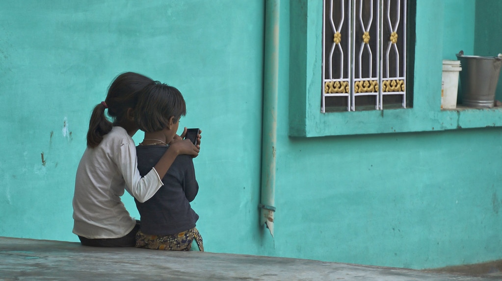 Дети со смартфоном. Индия