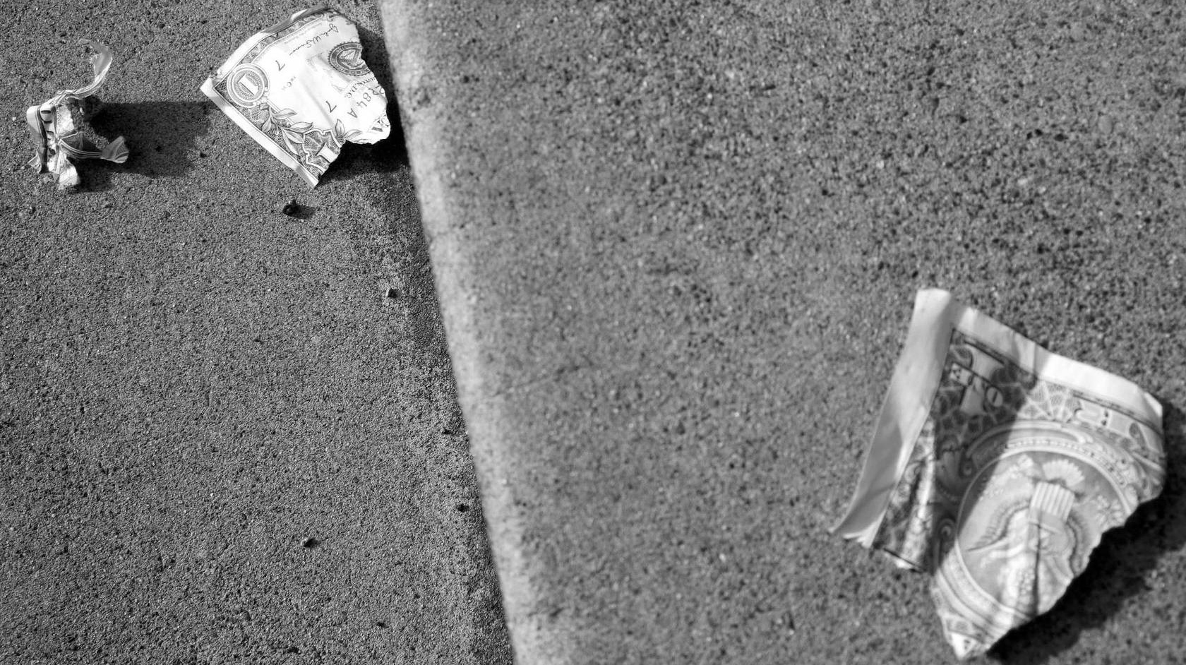 Порванная долларовая купюра