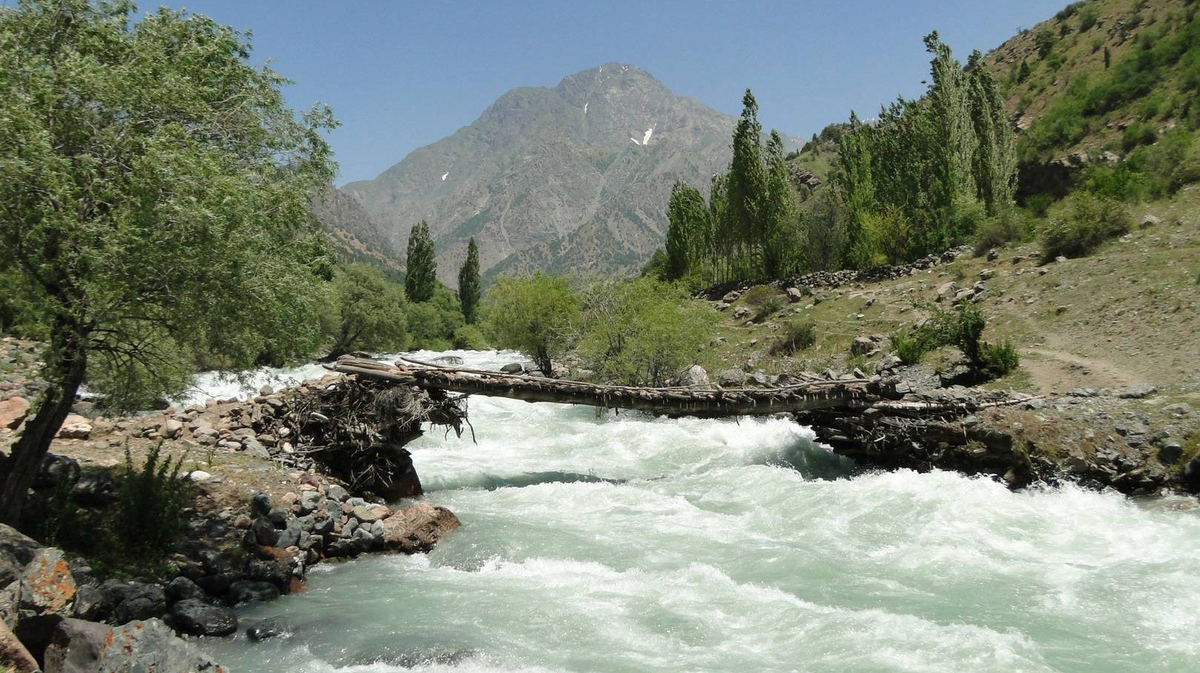 Река в горах Таджикистана
