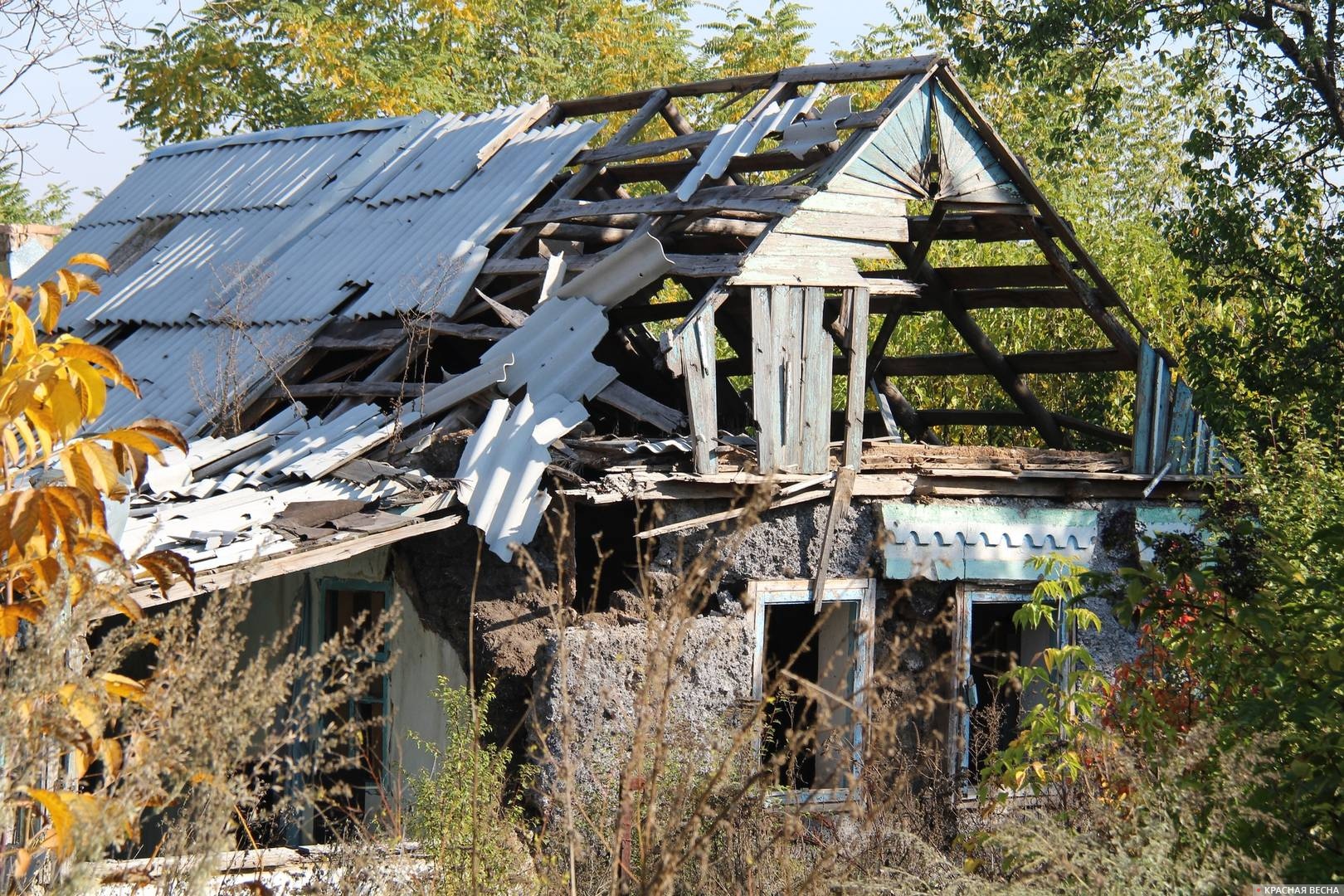Разрушенный дом в ДНР. 2016 год