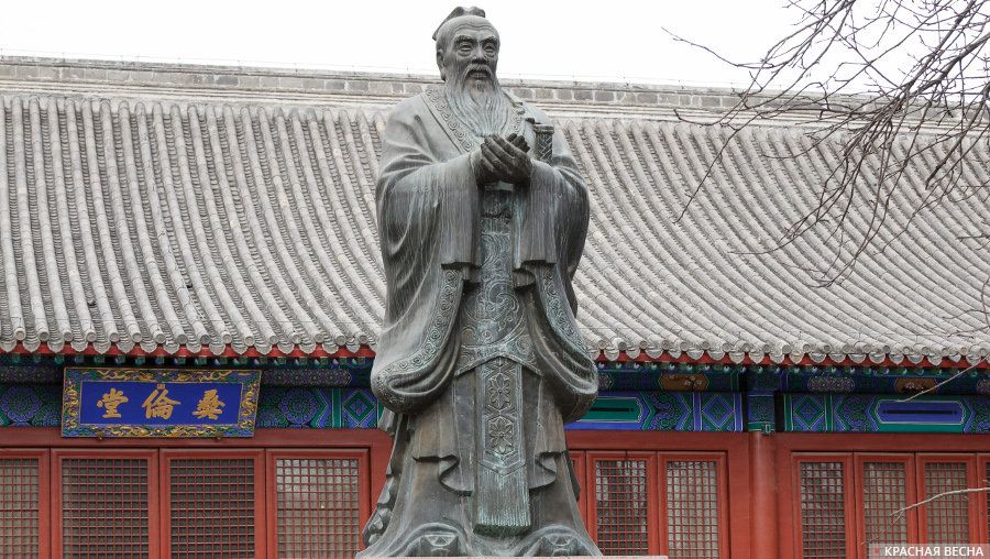 Статуя Конфуция в Императорской Академии