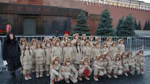 Юноармейцы из Ингушетии у мавзолея В. И. Ленина