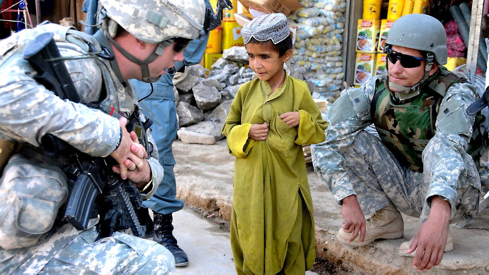 Американские солдаты и афганский мальчик