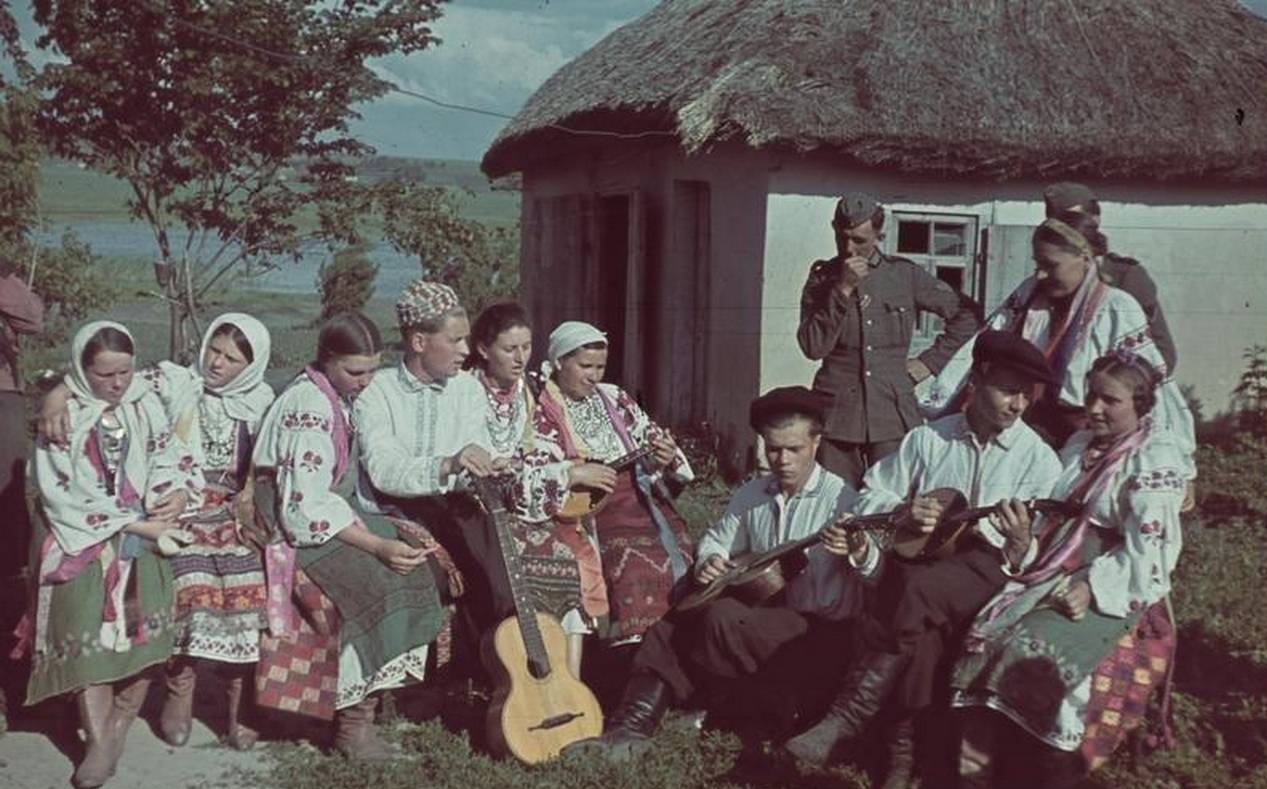 Жители украинской деревни под Полтавой встретили наступающих немцев народными песнями. Лето 1941