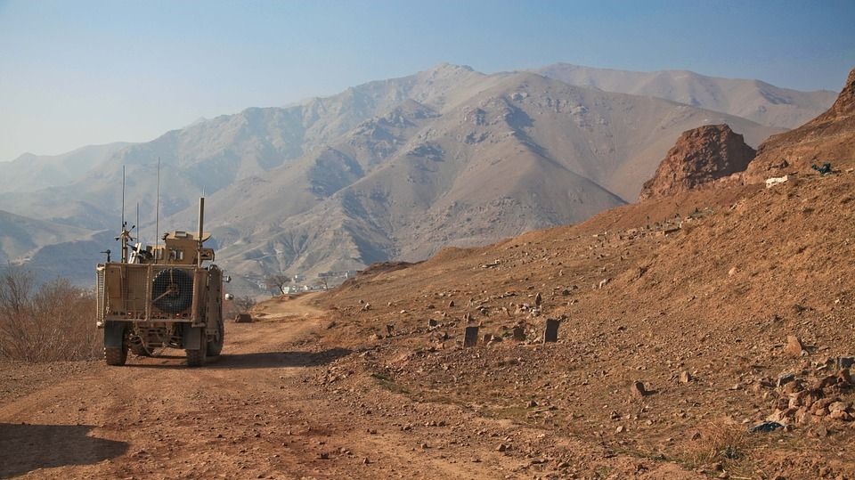 Военный «Хаммер» в горах Афганистана