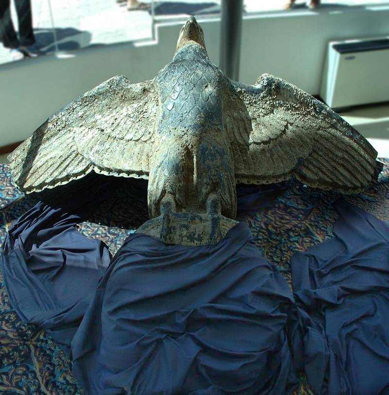 Орел со свастикой (закрыта тканью), служивший носовой фигурой немецкого корабля «Адмирал Граф Шпее», извлеченный из моря в 2006 году